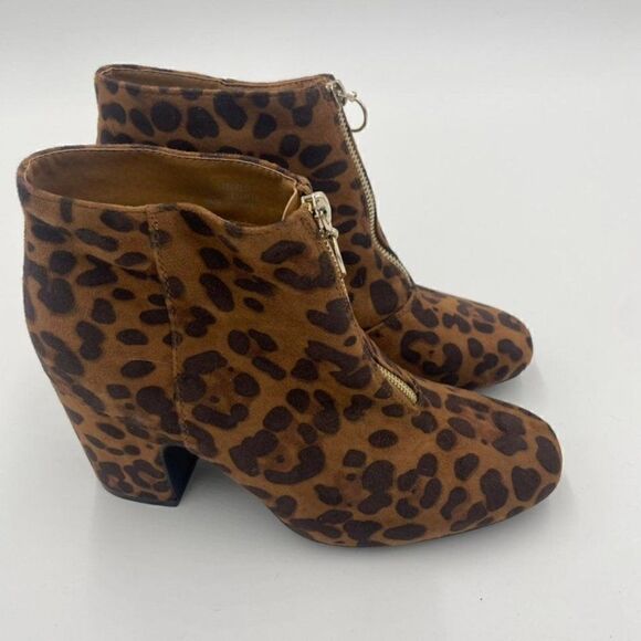 New Comfort Brand Leopard Print Velvet Chunk Heel Booties 8 - Picture 4 of 10